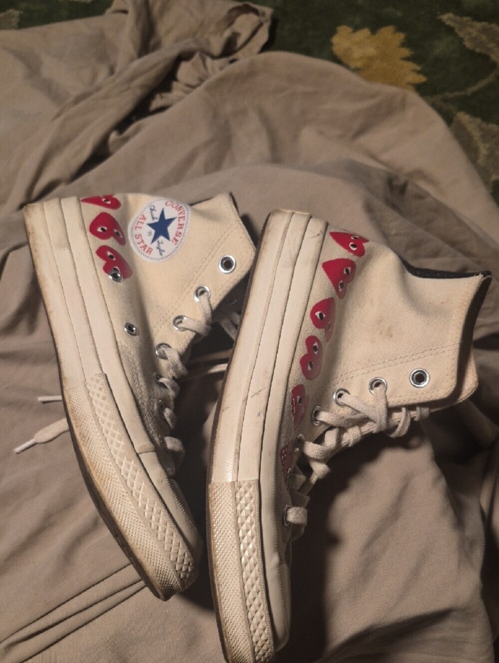 Converse Cream High-Top Sneakers with Red Heart Graphics - Picture 7 of 9